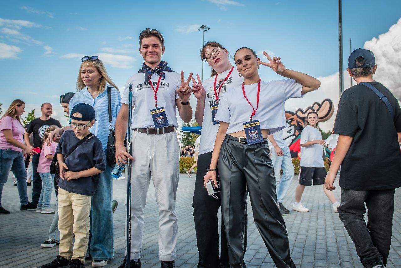 Фото Крики фанатов, тысячи зрителей и Ваня Дмитриенко. День Болельщика в Новосибирске – яркие кадры 26